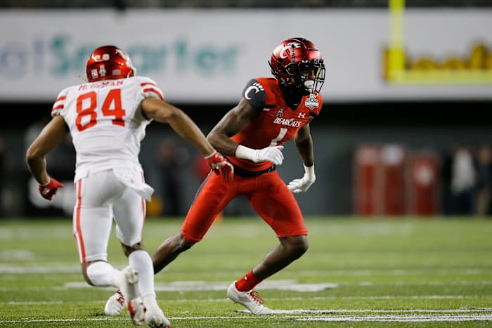 Cincinnati CB Ahmad Gardner plays defense